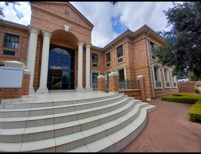 136M² OFFICE TO LET IN BRYANSTON